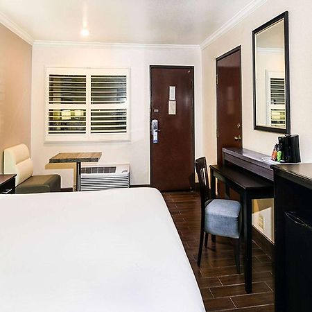 Travelodge By Wyndham Commerce Los Angeles Area מראה חיצוני תמונה
