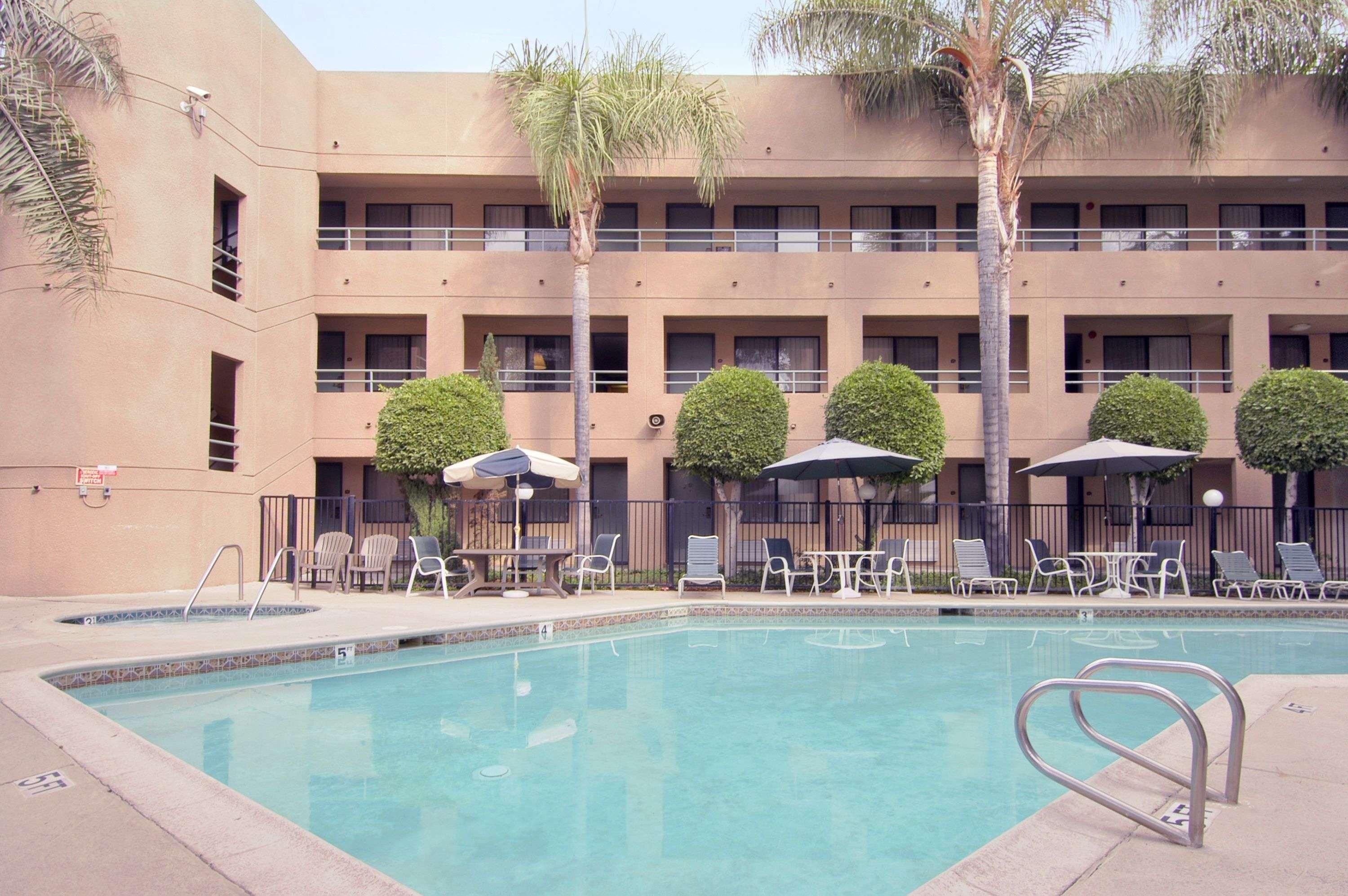 Travelodge By Wyndham Commerce Los Angeles Area מראה חיצוני תמונה