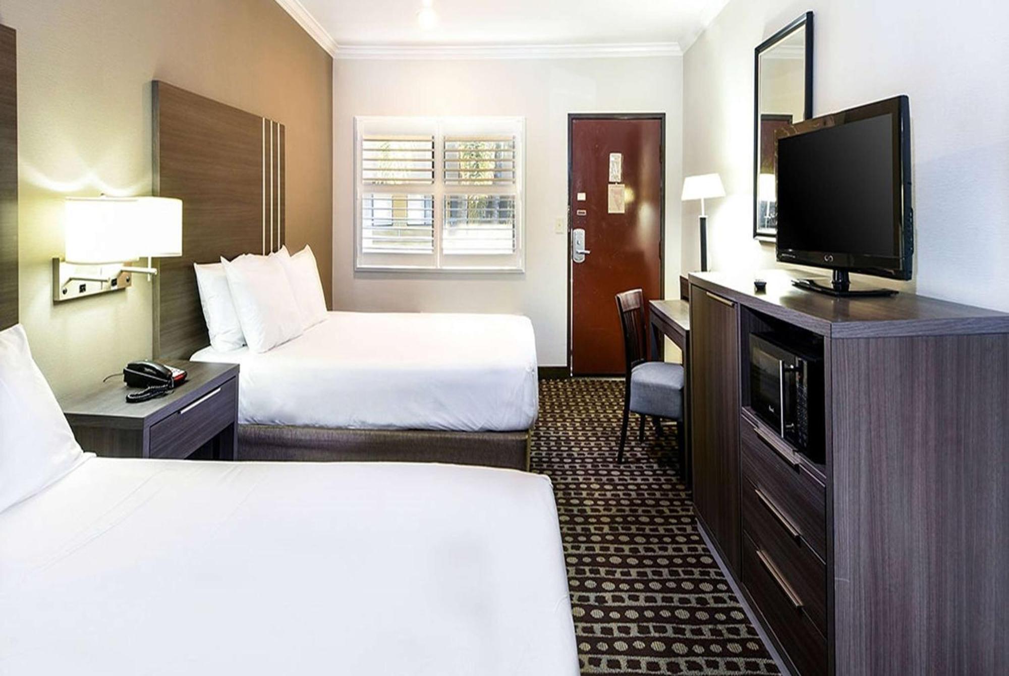 Travelodge By Wyndham Commerce Los Angeles Area מראה חיצוני תמונה