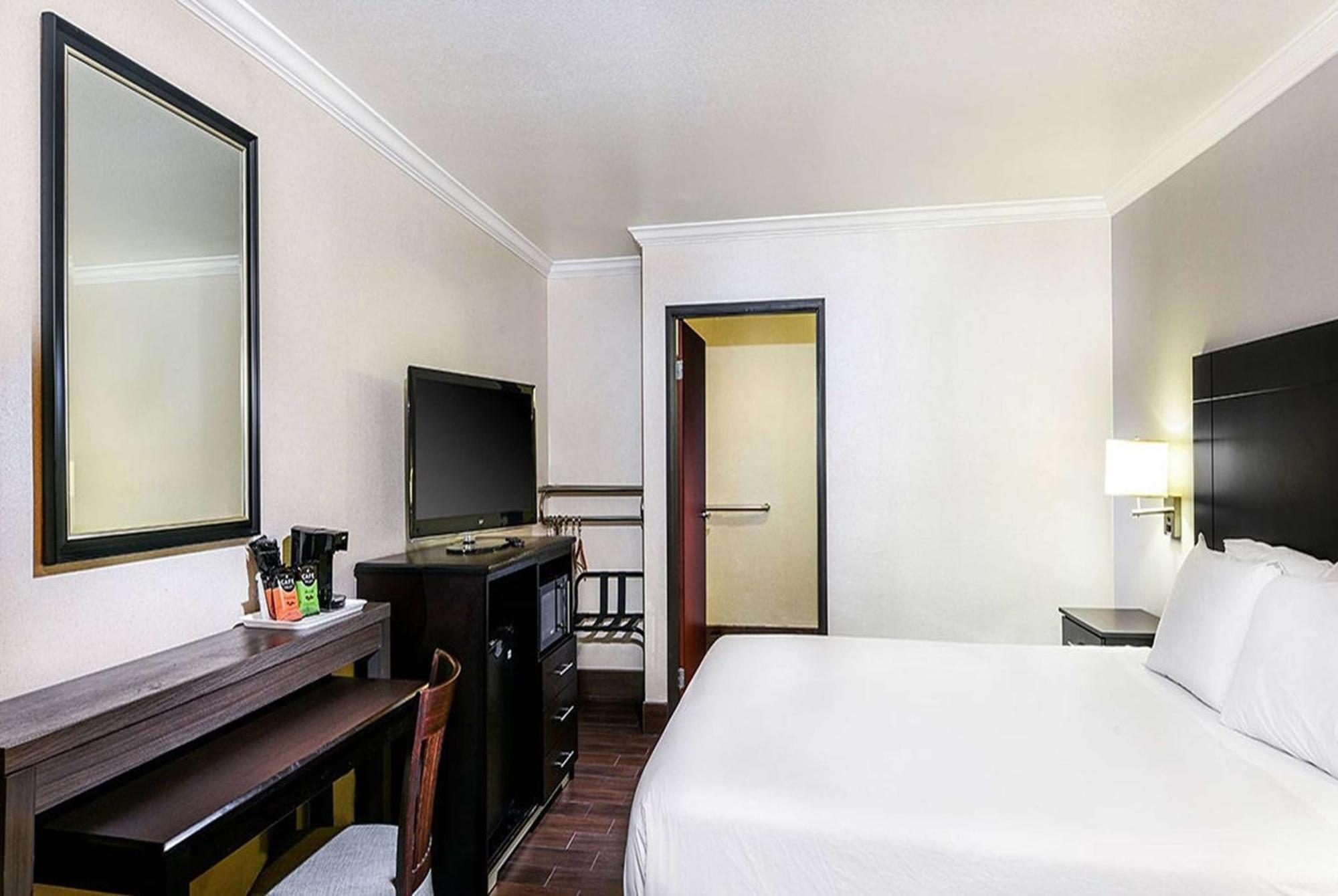 Travelodge By Wyndham Commerce Los Angeles Area מראה חיצוני תמונה