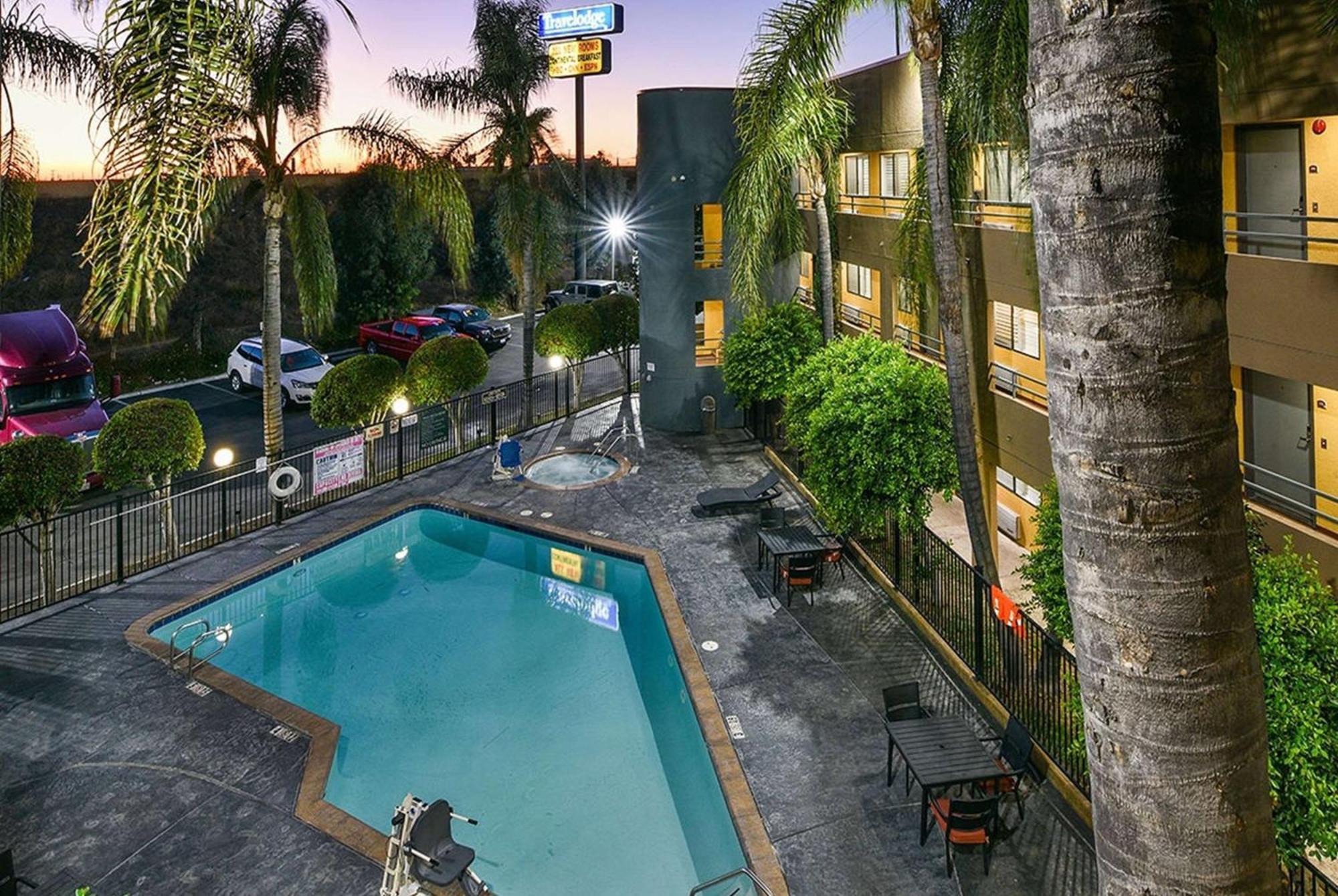 Travelodge By Wyndham Commerce Los Angeles Area מראה חיצוני תמונה