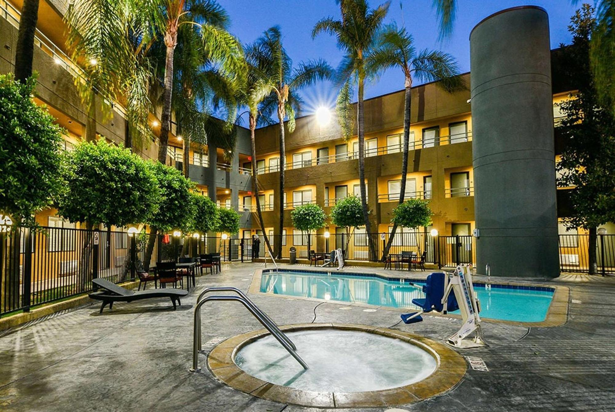 Travelodge By Wyndham Commerce Los Angeles Area מראה חיצוני תמונה