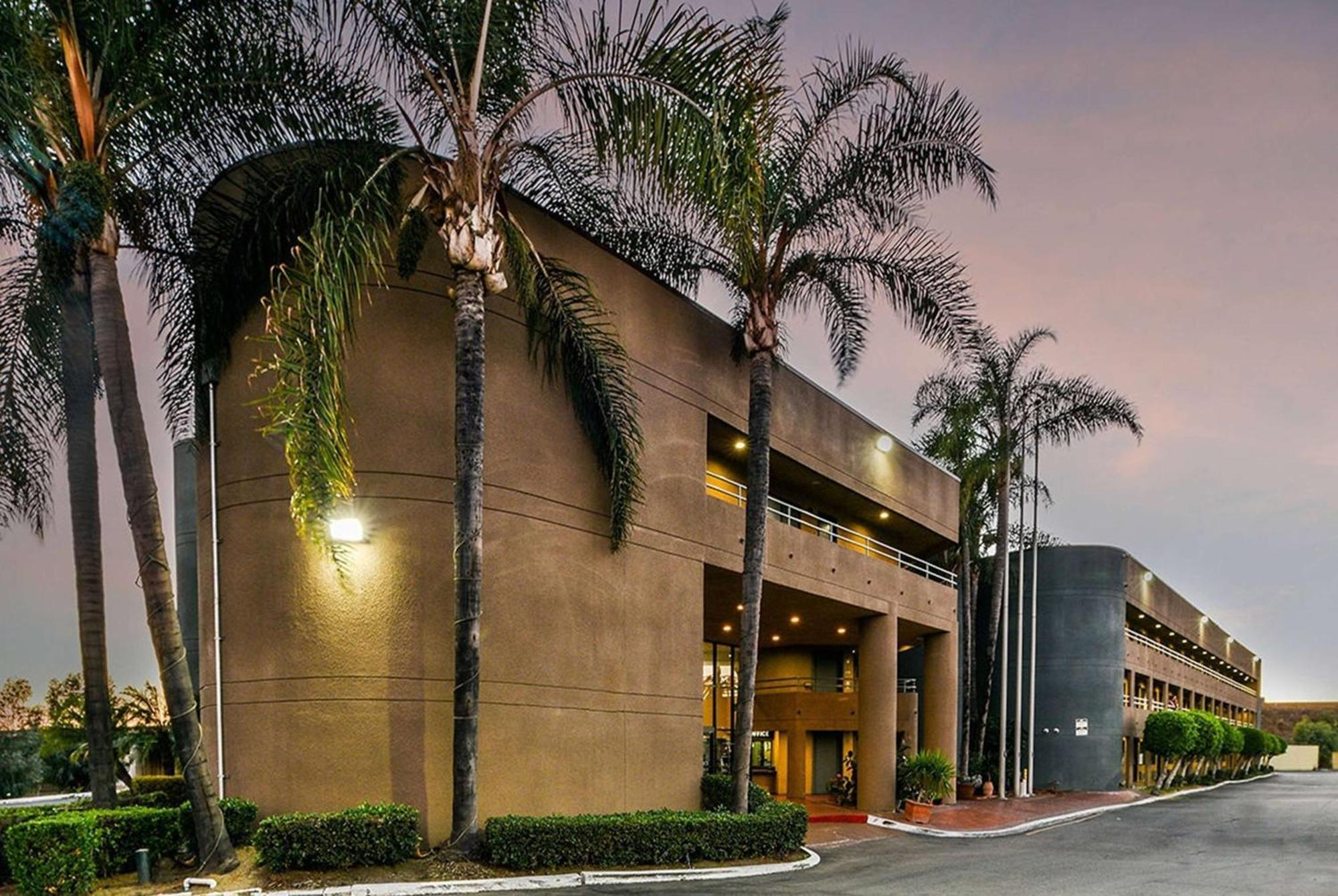 Travelodge By Wyndham Commerce Los Angeles Area מראה חיצוני תמונה