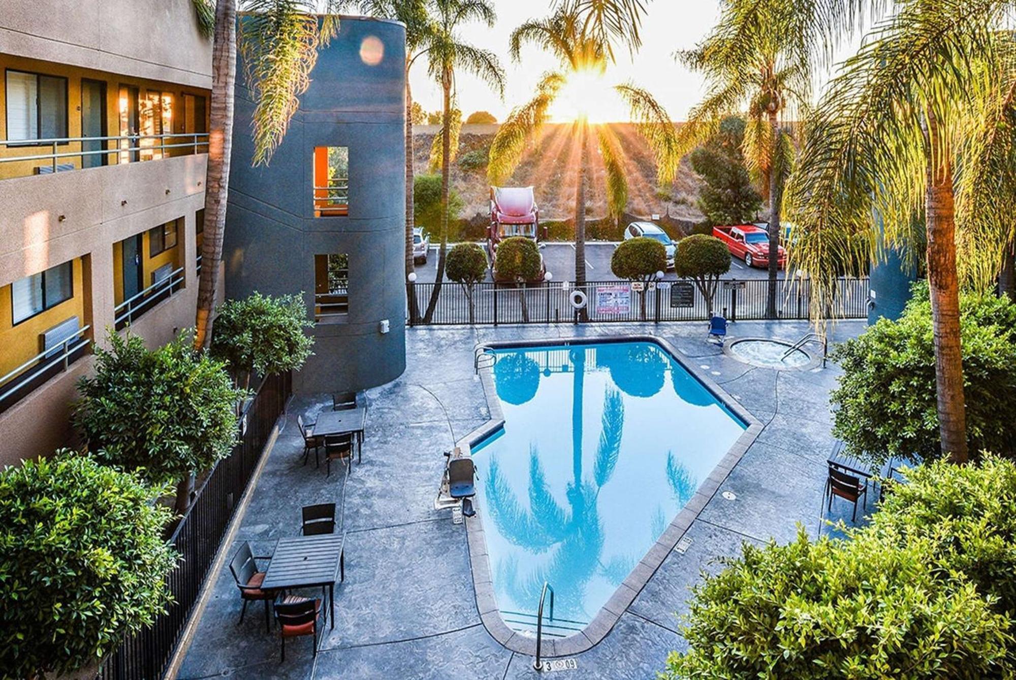 Travelodge By Wyndham Commerce Los Angeles Area מראה חיצוני תמונה